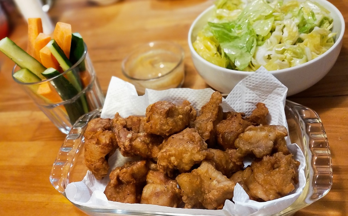 から揚げ、やみつき塩キャベツ、野菜スティック