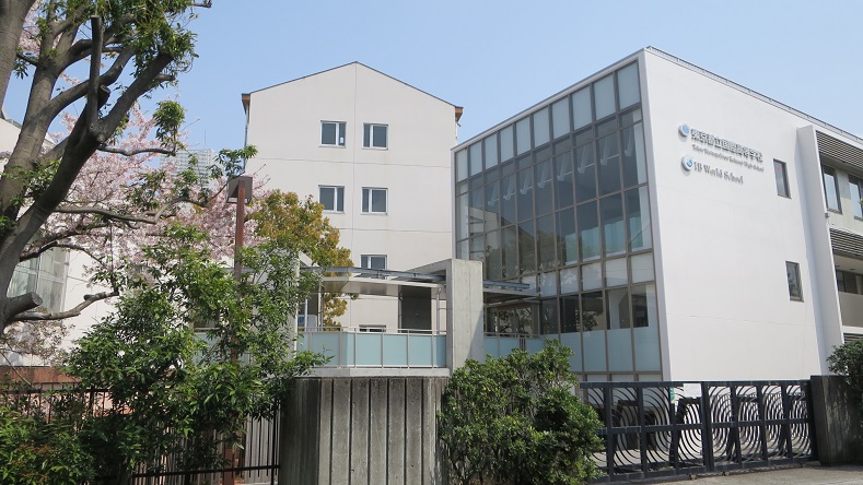 都立国際高校正門の桜