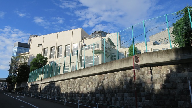 旧永田小学校グランド側見上げ