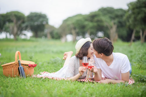 結婚相談所でキス