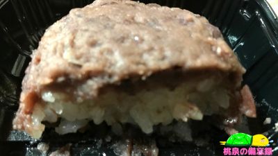 ベイシアのお惣菜『北海道産小豆使用特製おはぎ』断面