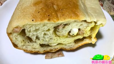 フレッセイのパン『カマンベール風味のベーコンチーズフランス』断面