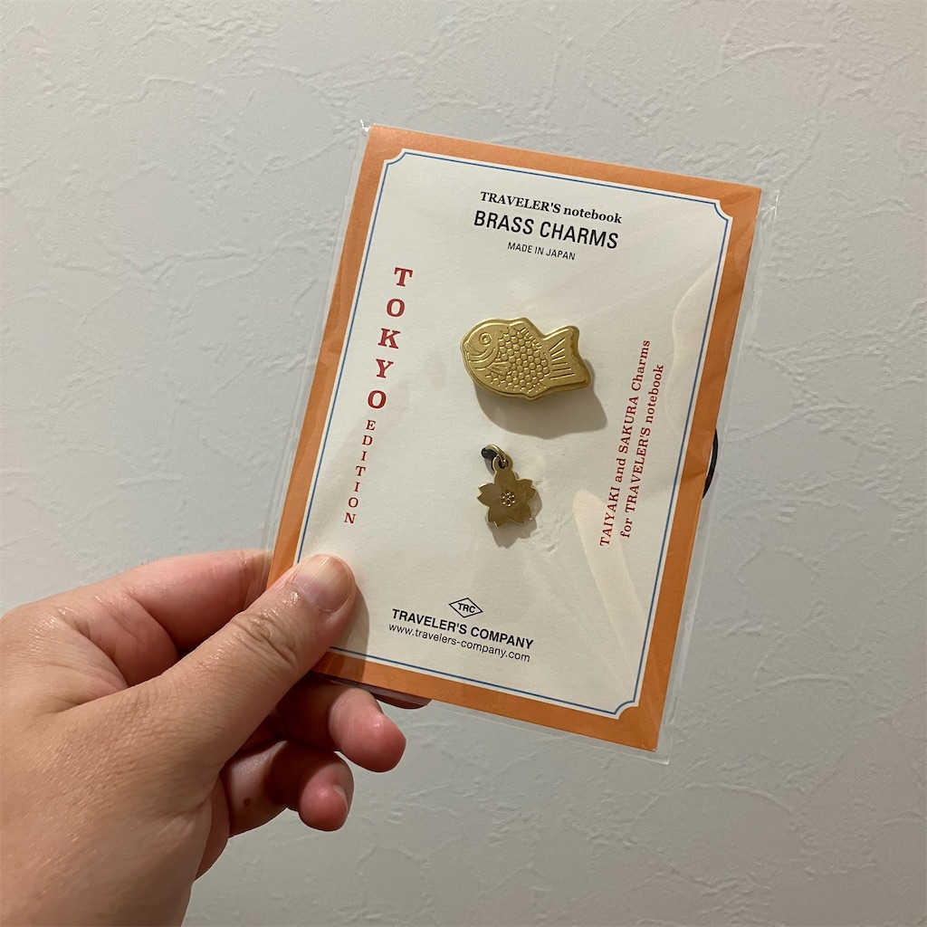 トラベラーズノート レギュラーサイズTOKYO EDITION＋たいやきチャーム BRASS CHARM TOKYO / ブラスチャーム TOKYO | TRAVELER'S COMPANY
