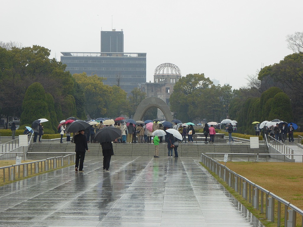 広島の旅9 雨の平和記念公園と原爆ドームを歩く おでかけ ももよろず