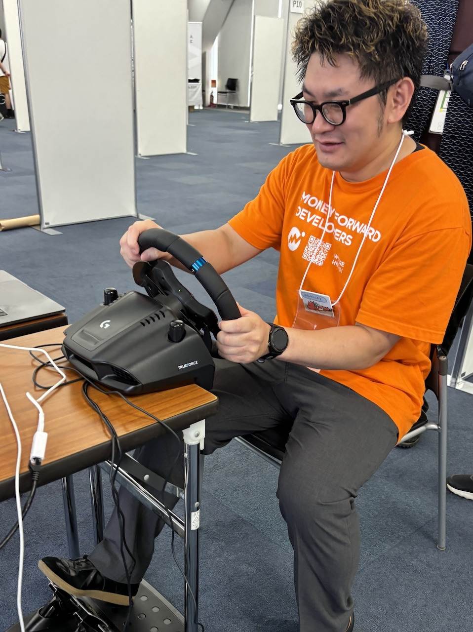luccafortさんがレースゲームのデモを楽しむ様子