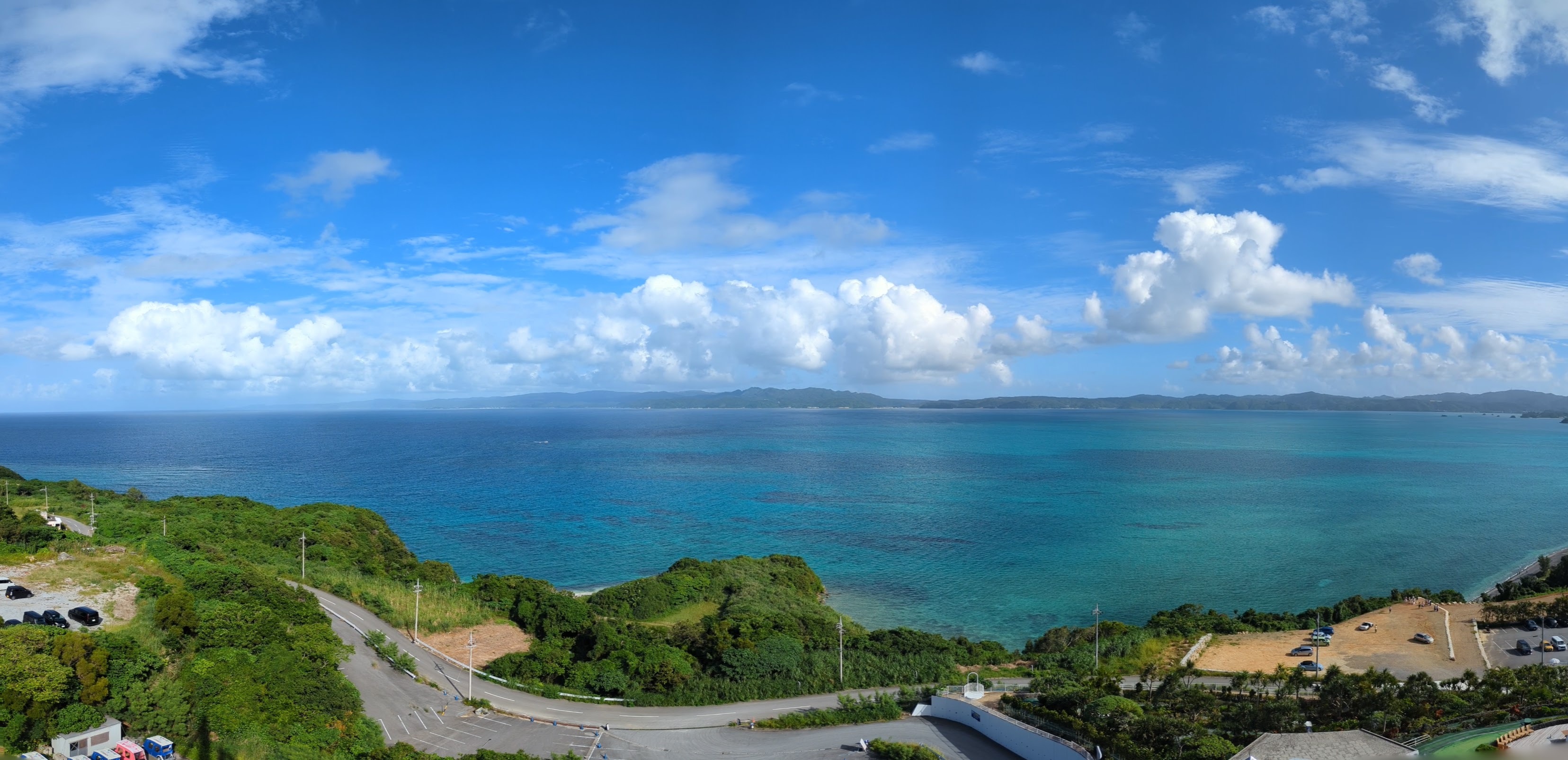 古宇利オーシャンタワーからの風景。360度どこを見渡しても白い砂浜とサンゴ礁が織りなす海が広がる。海底はサンゴ礁と白い砂浜が織りなすコントラストが綺麗で、まるで映画の世界の海のようだった。
