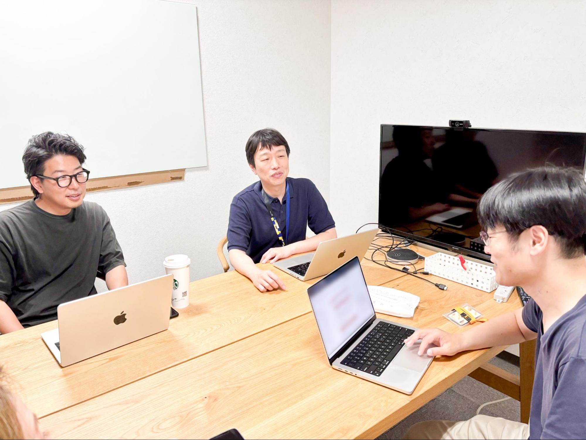 会議室でインタビューを受ける運営メンバー