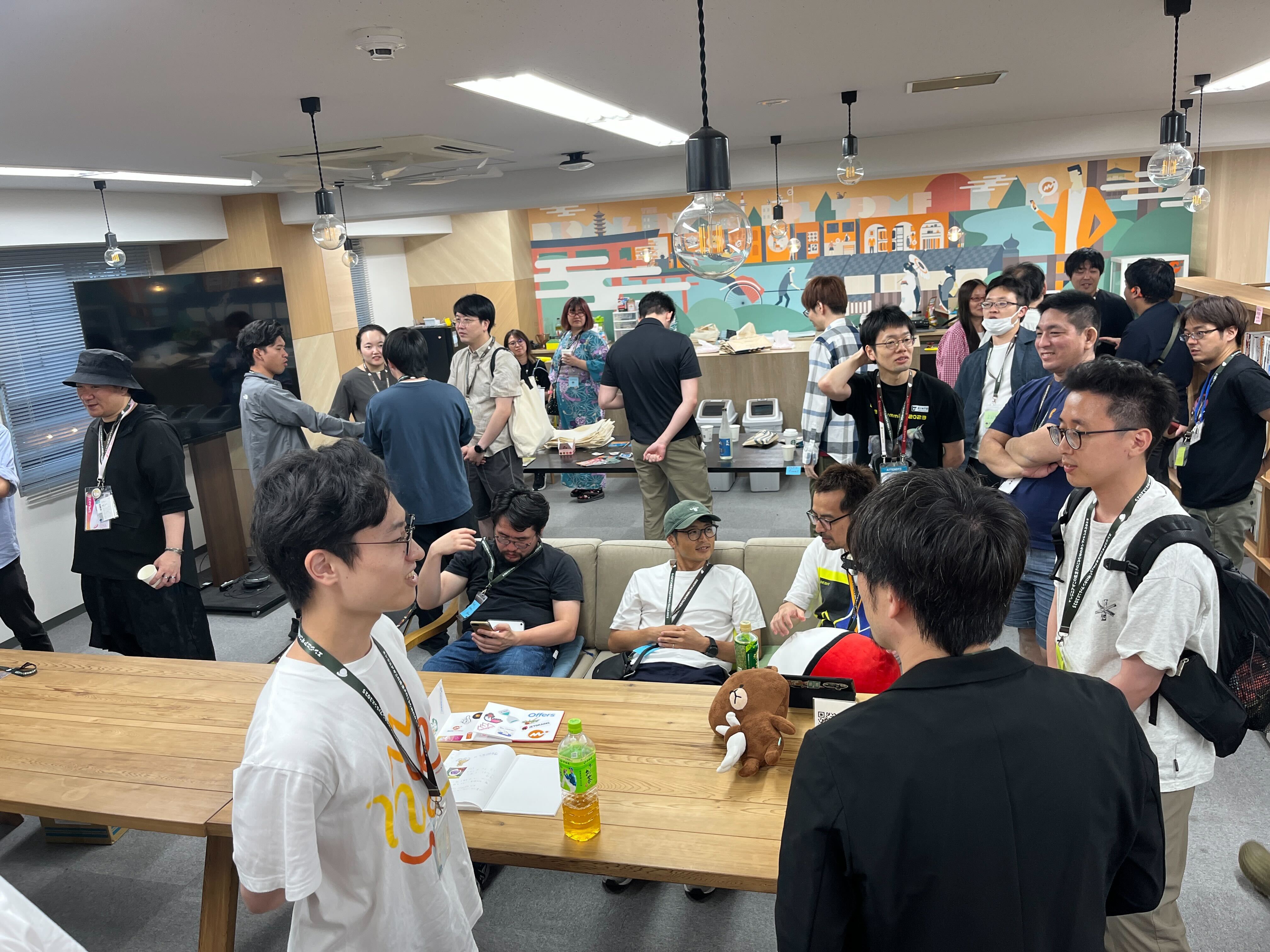 思い思いに交流したり、休憩したりしている会場風景