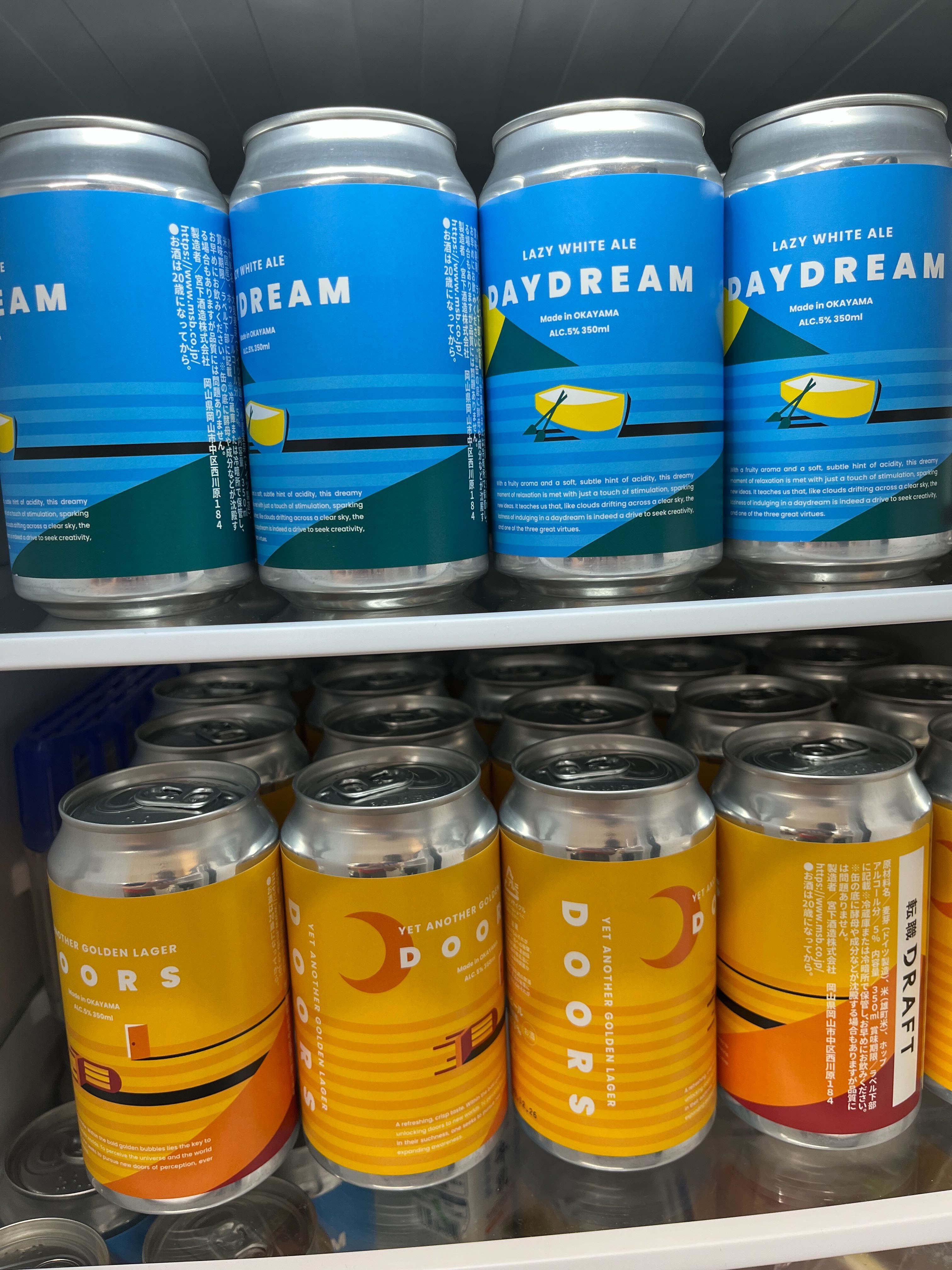 転職ドラフトさんから送られてきたビールを冷蔵庫に詰め込んでいる様子