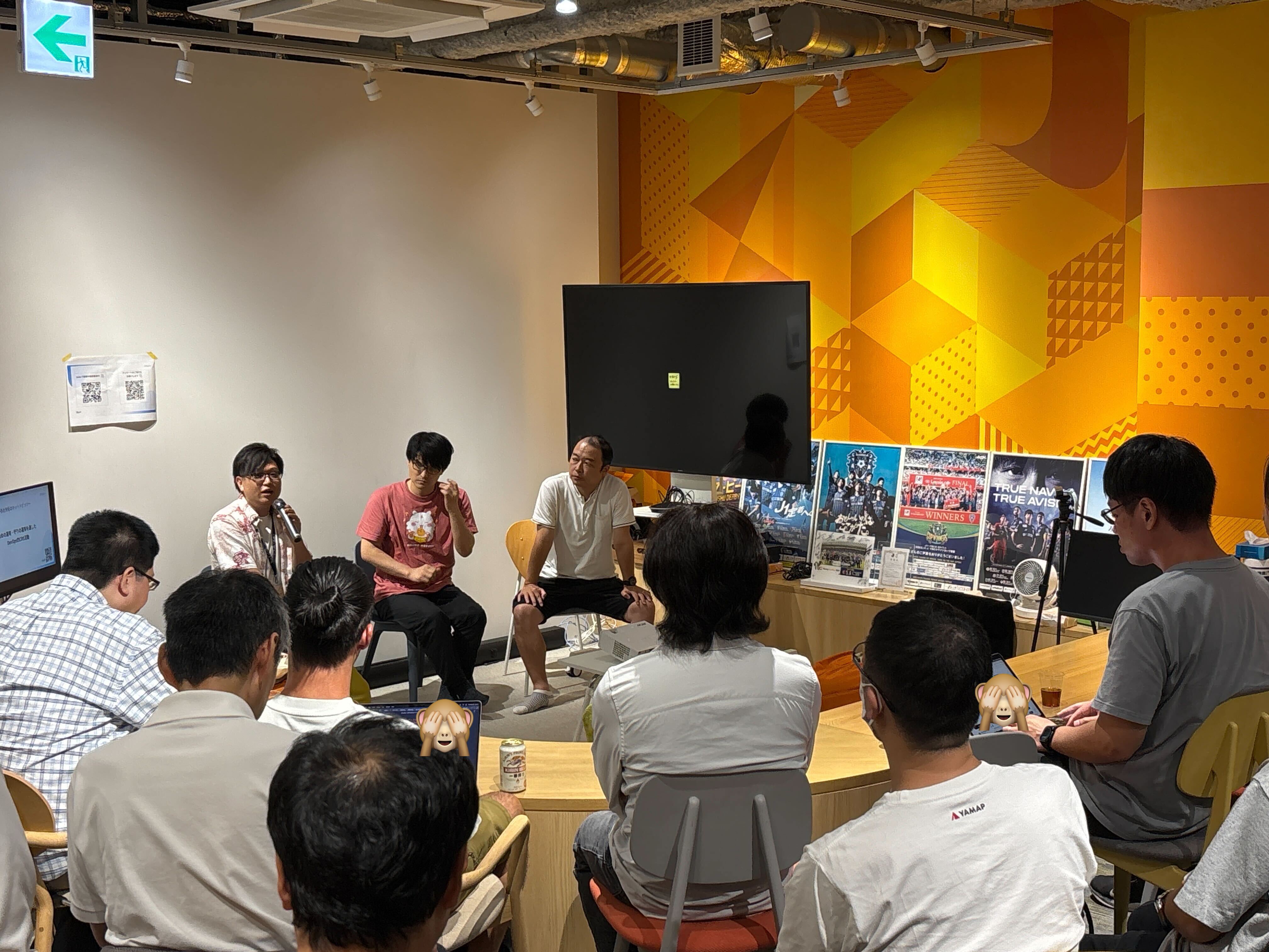 パネリストの3名が議論している写真。左から、マネーフォワード tosite、SmartHR udzuraさん、GMOペパボ genkiroidさん。