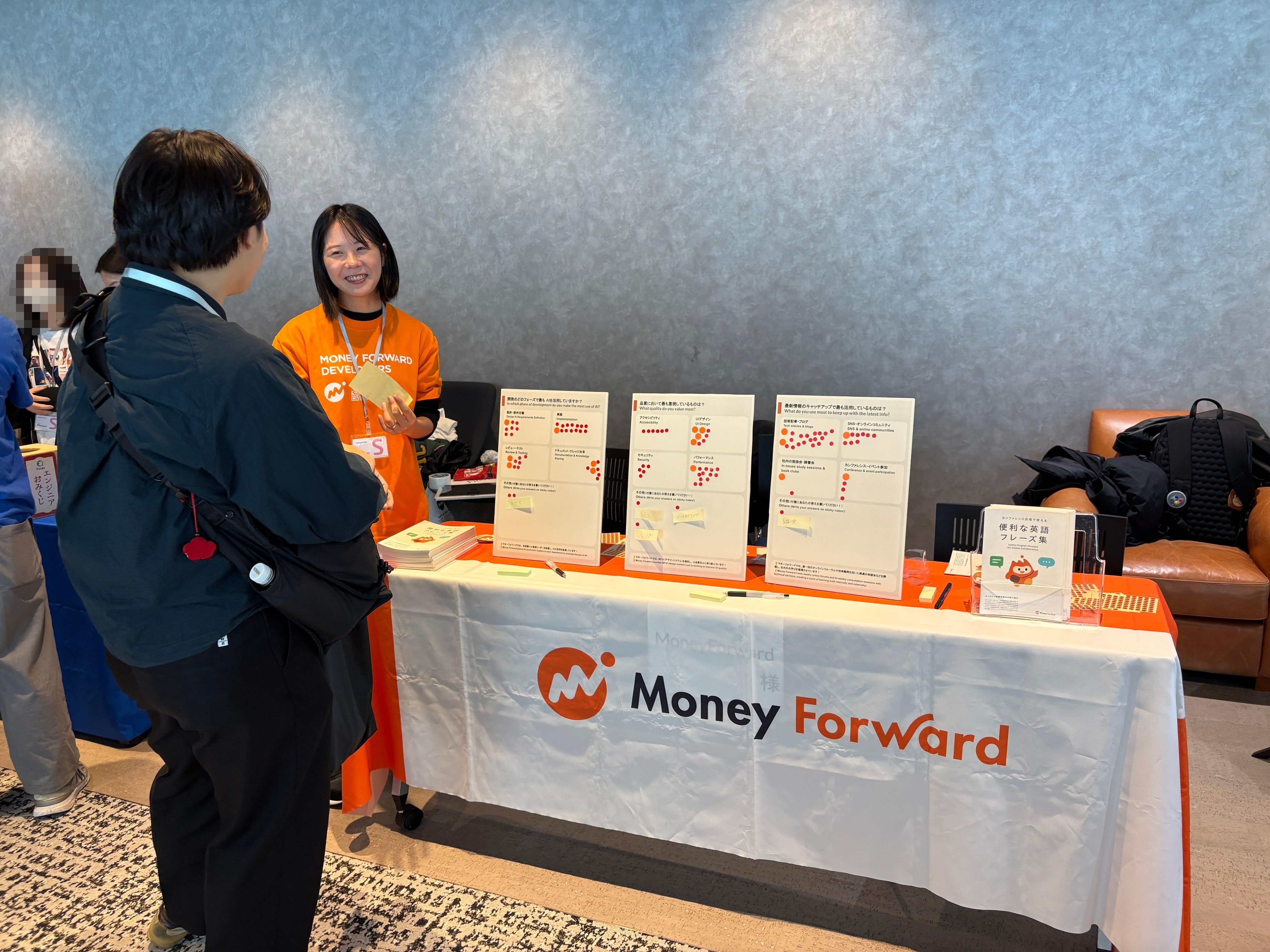 ブースでの交流の様子。来場者とマネーフォワードのメンバーが、開発者の価値観について語り合っている