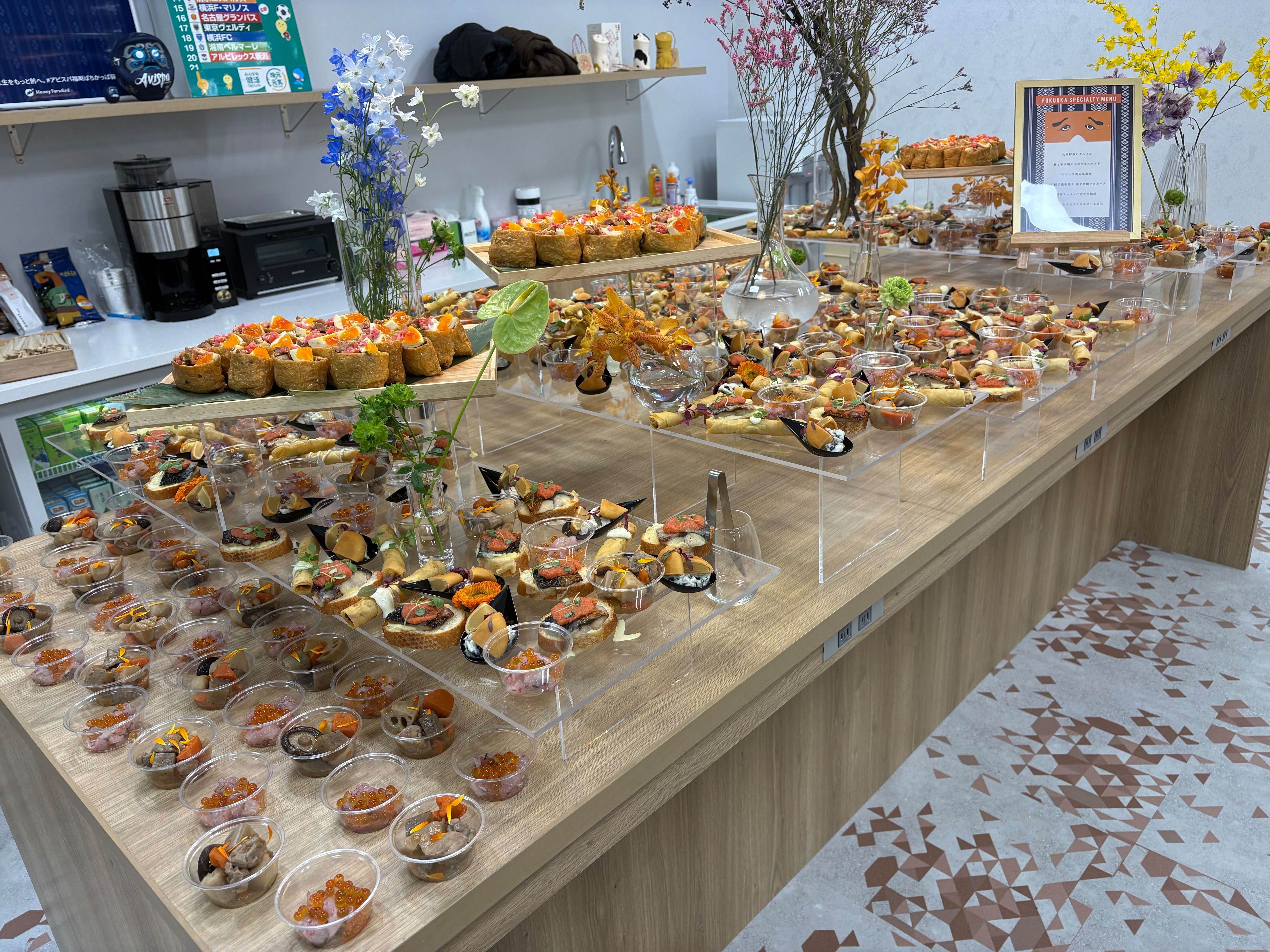 料理の全体の写真。マネーフォワードのハイカウンターテーブルに、ところ狭しと美味しそうな料理が並べられている。