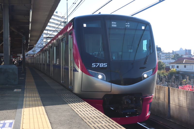 f:id:monhime:20191118080209j:plain 高尾駅 Mt.Takao号