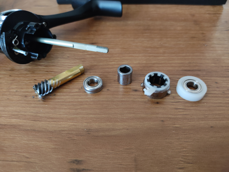 REVO MGXのハンドル逆回転を直します! DIYメンテナンス - 釣り好き営業