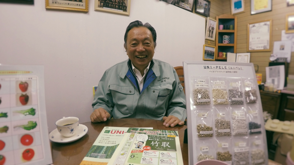 「ユニペレ」を前に満面の笑みを浮かべる森川社長。製品への愛が伝わってきます。