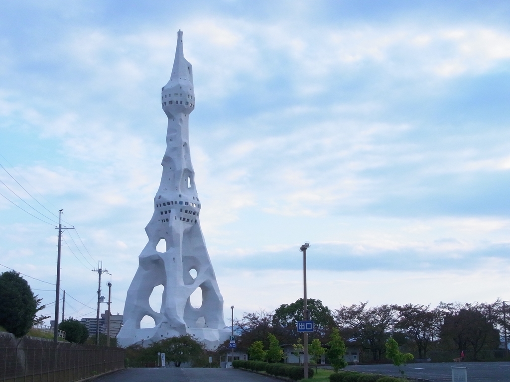 大平和祈念塔の存在感 / 知らない場所での出会いと祖母との思い出