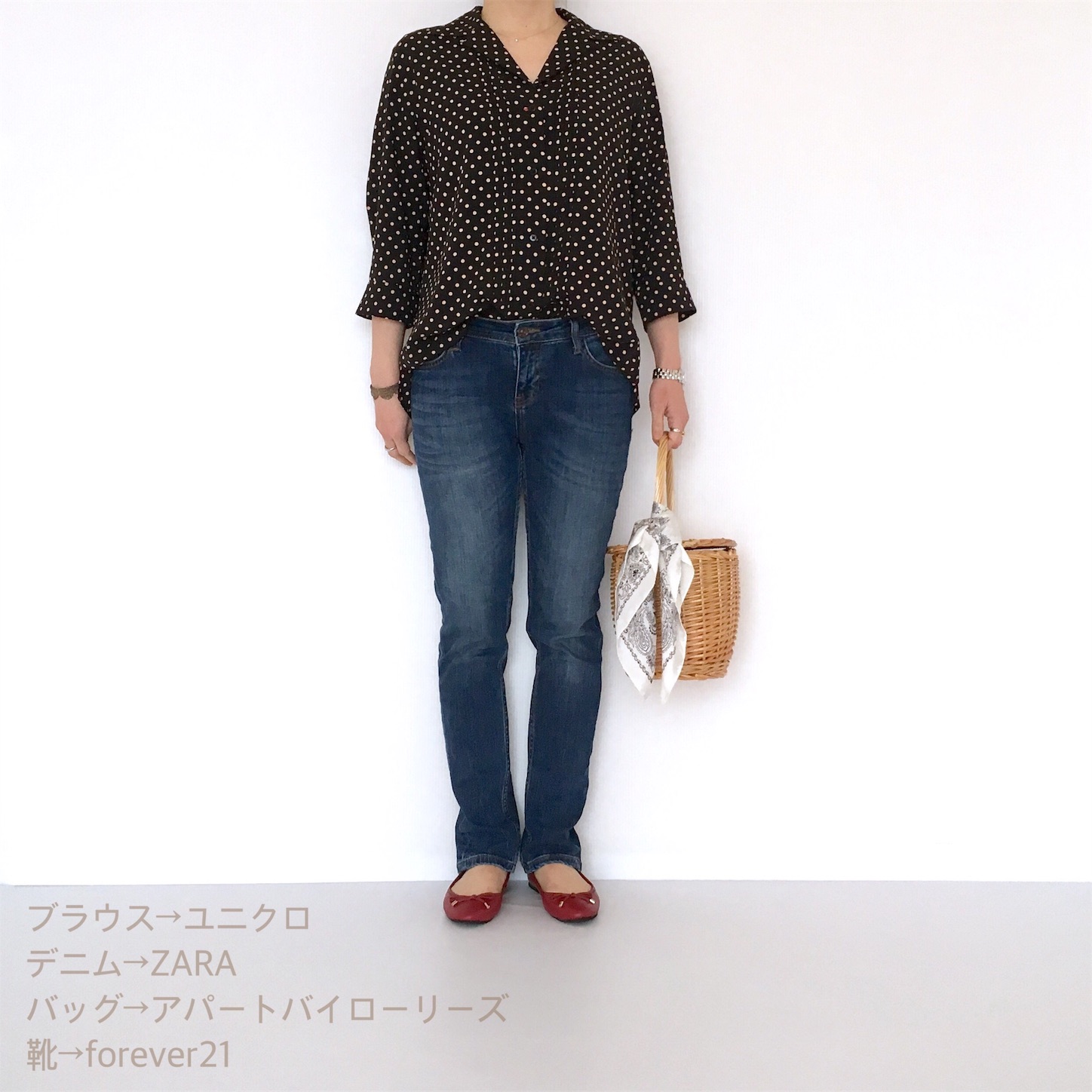 ユニクロ レーヨンタックプリントブラウス 個人的に水玉が気になる シックな水玉はデニムでゆるカジュアル やっぱりカジュアルでいきます