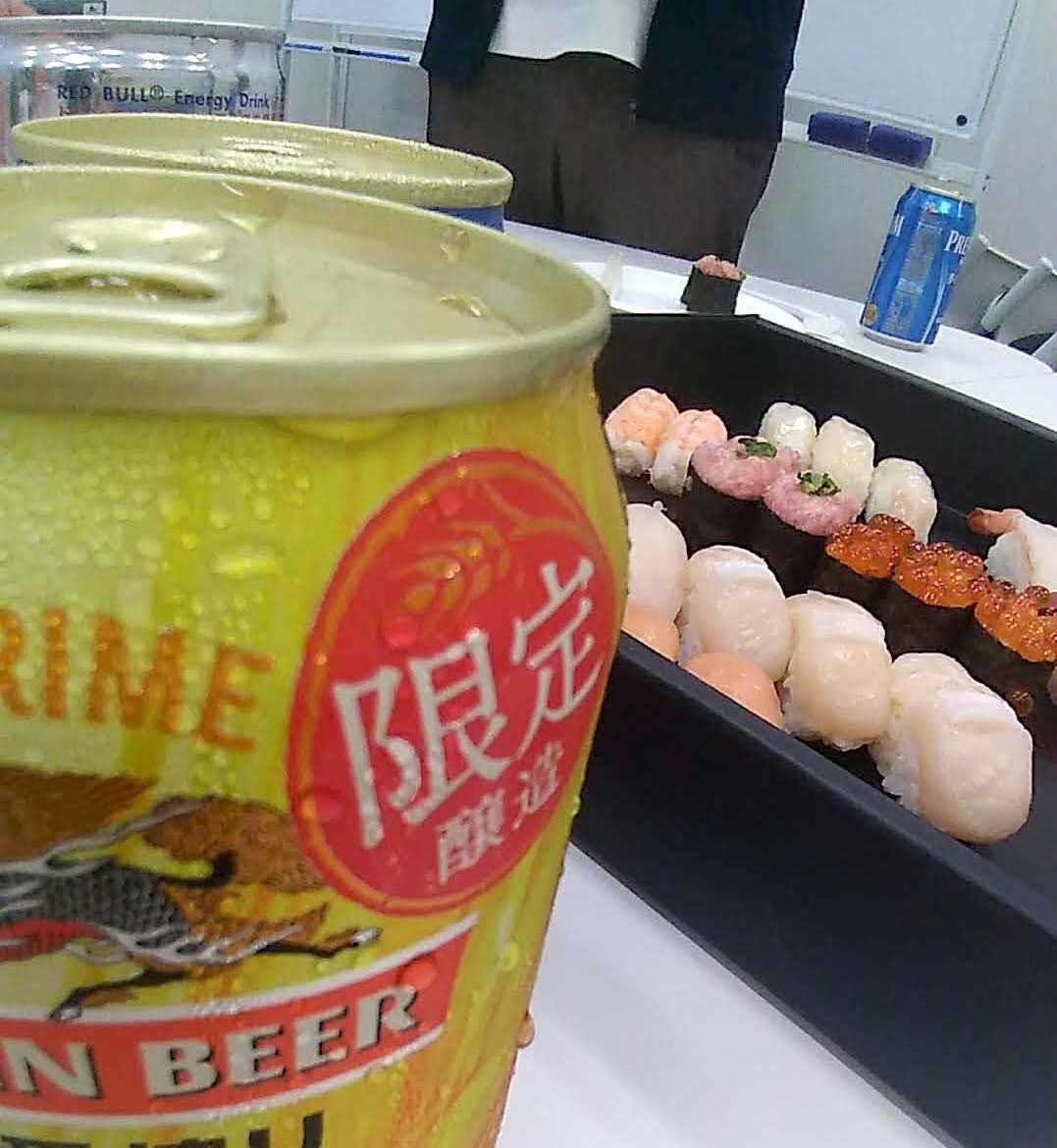 お約束の Sushi と Pizza と Beer に加えて RED BULL を用意しました