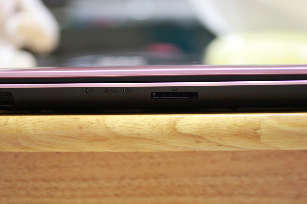 薄いノートパソコン