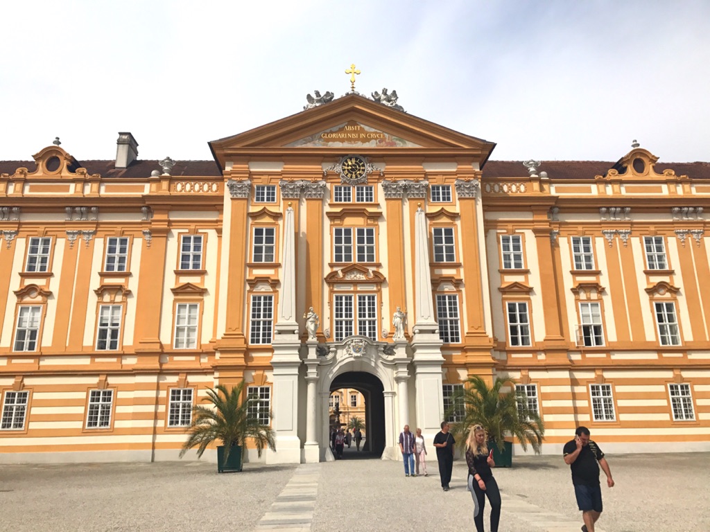 ウィーン旅行記 3 ヴァッハウ渓谷ドナウ川クルーズ個人手配 美しい景観とメルク修道院 必見の図書室と礼拝堂 アラフィフ主婦 陸マイラーを目指す