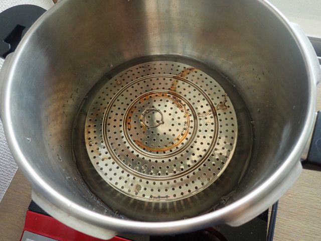 圧力鍋に水をいれた