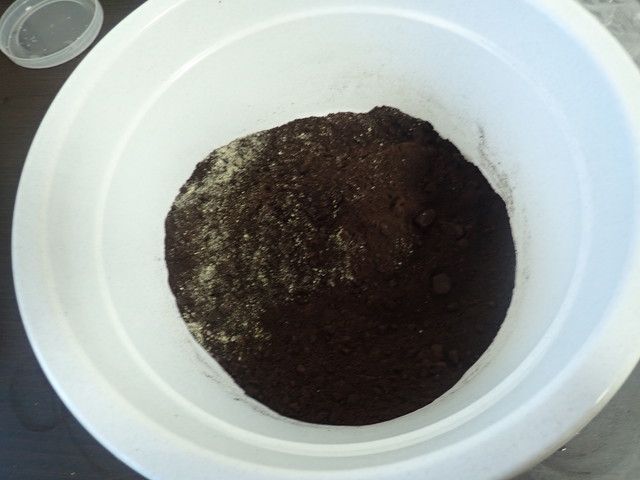 コーヒーかすと米ぬかを混ぜている