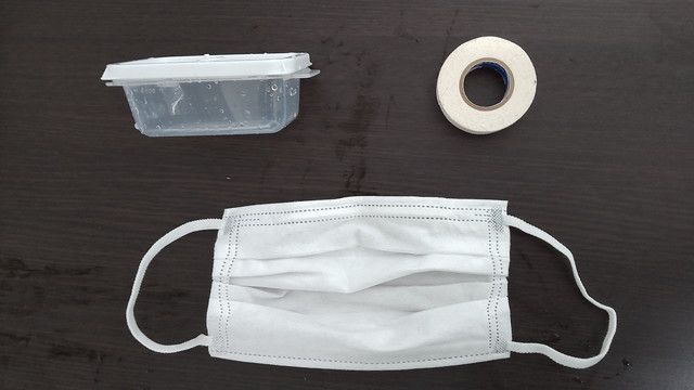 タッパー、マスク、テープ
