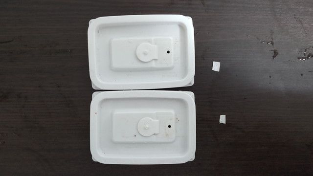 タッパーと切り出した不織布