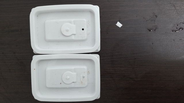 タッパーの蒸気孔をテープと不織布で塞ぐ
