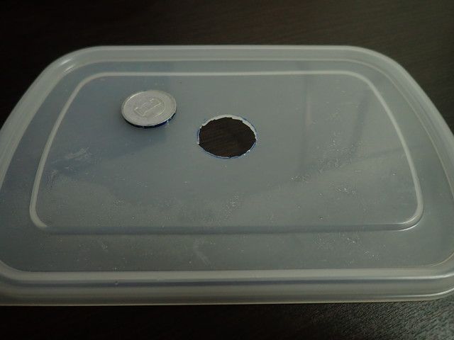 タッパーのフタに穴が開いてる