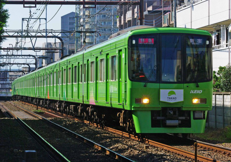 京王電鉄　柴崎　国領　京王線　８０００系　高尾山ラッピング電車　グリーン車　復刻カラー　シリウスの線路際のロマンを求めて