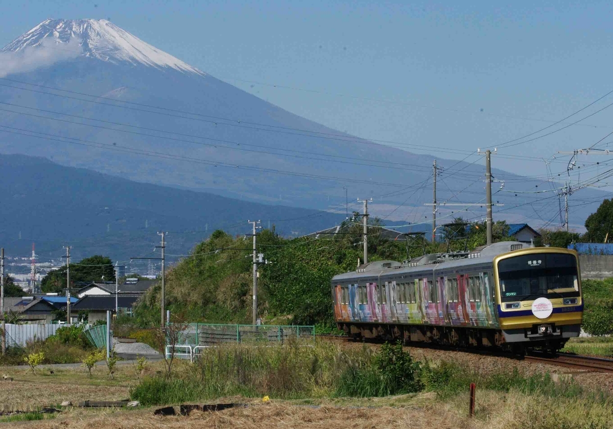 伊豆箱根鉄道　駿豆線　いずっぱこ　ラブライブ・サンシャイン　【Over the Rainbow号】
黒澤ダイヤ　桜内梨子　小原鞠莉　高海千歌　渡辺曜　津島善子　国木田花丸　黒澤ルビィ　西武多摩川線　西武多摩湖線　7000系7502F
Aquas　三島二日町　大場　撮影地