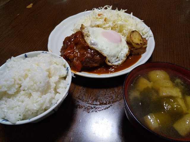 レシピ　男の料理　おうちごはん　煮込みハンバーグ　デミグラスソース　洋食　目玉焼き