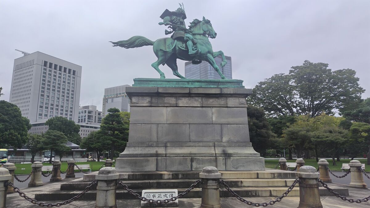 千代田区】楠木正成公像【逃げ上手の若君の聖地巡礼にどうぞ】 - 袴 千代田区】楠木正成公像【逃げ上手の若君の聖地巡礼にどうぞ】 - 袴
