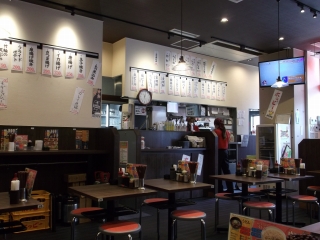 東武スカイツリーラインせんげん台駅を最寄駅とする埼玉県越谷市千間台西１丁目にある焼鳥日高せんげん台西口店の店内