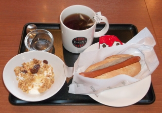 埼玉県所沢市小手指町1丁目にあるカフェ「TULLY'S COFFEE タリーズコーヒー 小手指店」 埼玉県所沢市小手指町1丁目にあるカフェ「TULLY'S COFFEE タリーズコーヒー 小手指店」ポールパークドックプレーンセット