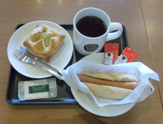 埼玉県所沢市小手指町1丁目にあるカフェ「TULLY'S COFFEE タリーズコーヒー 小手指店」 埼玉県所沢市小手指町1丁目にあるカフェ「TULLY'S COFFEE タリーズコーヒー 小手指店」ポールパークドックプレーンセット