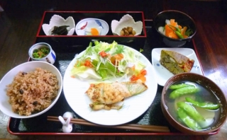 千葉県船橋市高根台７丁目にある健康食のお店「かあさんの家　毎日ごはん」懐石風定食