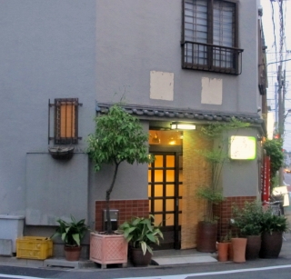 都営大江戸線と西武池袋線と西武豊島線と西武有楽町線の練馬駅を最寄駅とする東京都練馬区豊玉北4丁目にある鶏料理と焼鳥店鳥長の外観