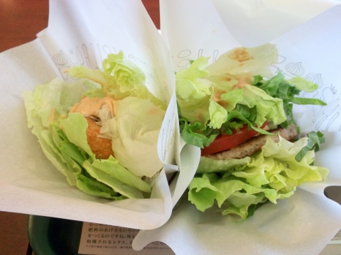 東武スカイツリーラインのせんげん台駅を最寄駅とするハンバーガーファーストフードのモスバーガーせんげん台駅前店の左から菜摘チキンと菜摘モス野菜