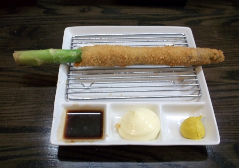 埼玉県和光市にある都営大江戸線光が丘駅が最寄駅で土支田交差点に近く極楽湯のそばにある串揚げ居酒屋　さつき　の串揚げ　アスパラの肉巻き