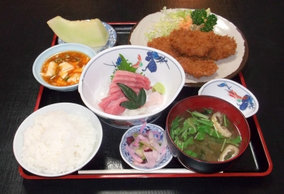 つくばエクスプレス六町駅を最寄駅とする東京都足立区南花畑２丁目にある和食の山海鳥のヒレカツと刺身のスペシャル