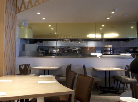  JR北陸新幹線およびしなの鉄道の軽井沢駅近くの軽井沢プリンスショッピングプラザ味の街の長野県北佐久郡軽井沢町軽井沢にある門前洋食藤屋軽井沢店の店内