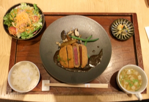  JR北陸新幹線およびしなの鉄道の軽井沢駅近くの軽井沢プリンスショッピングプラザ味の街の長野県北佐久郡軽井沢町軽井沢にある門前洋食藤屋軽井沢店の黒毛和牛のカツレツ