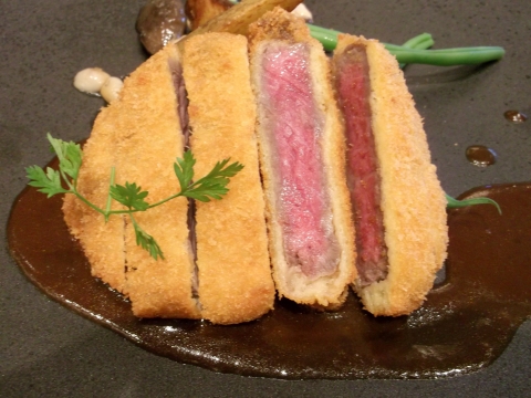  JR北陸新幹線およびしなの鉄道の軽井沢駅近くの軽井沢プリンスショッピングプラザ味の街の長野県北佐久郡軽井沢町軽井沢にある門前洋食藤屋軽井沢店の黒毛和牛のカツレツ