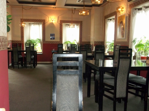 つくばエクスプレス六町駅を最寄駅とする東京都足立区東保木間1丁目にあるステーキとハンバーグの花もようのテーブル席からの店内の眺め