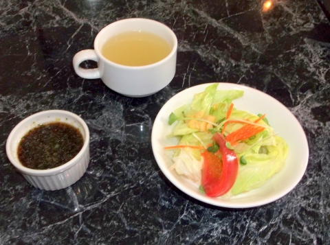 つくばエクスプレス六町駅を最寄駅とする東京都足立区東保木間1丁目にあるステーキとハンバーグの花もようのサラダとスープとステーキソース