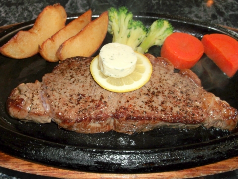 つくばエクスプレス六町駅を最寄駅とする東京都足立区東保木間1丁目にあるステーキとハンバーグの花もようのニュージーランド産サーロインステーキ200gのの肉部分アップ画像