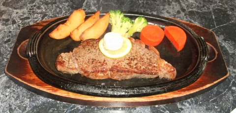 つくばエクスプレス六町駅を最寄駅とする東京都足立区東保木間1丁目にあるステーキとハンバーグの花もようのニュージーランド産サーロインステーキ200g