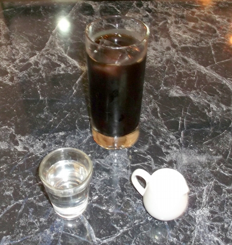 つくばエクスプレス六町駅を最寄駅とする東京都足立区東保木間1丁目にあるステーキとハンバーグの花もようの食後のアイスコーヒー